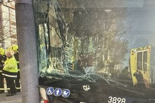 Řidič autobusu v Praze zkolaboval a narazil do sloupu - Novinky